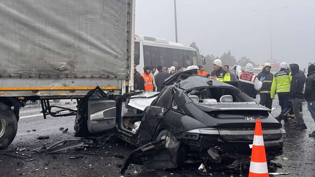 Yoğun sis zincirleme kazaya yol açtı! 2 ölü, çok sayıda yaralı var 6
